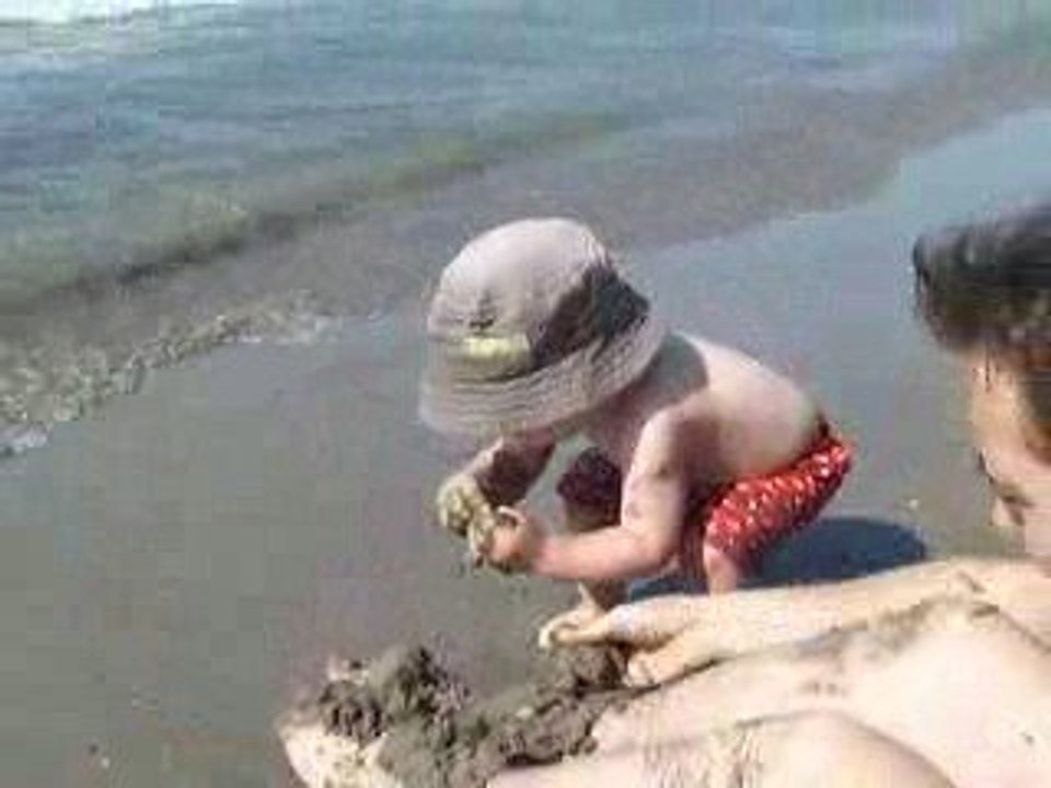 je joue avec le sable