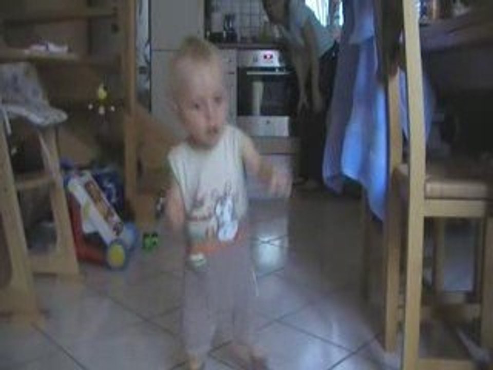 ETHAN FAIT SES PREMIERS PAS A 10 MOIS ET DEMI