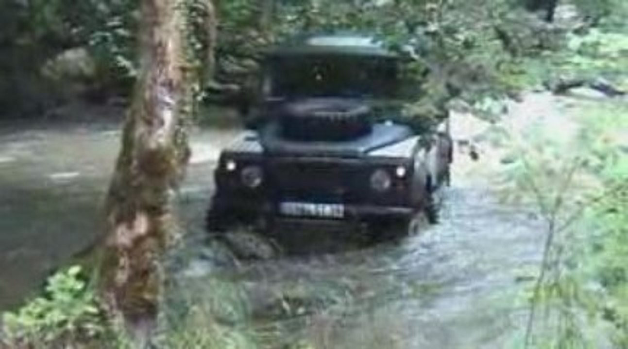 Passage de gué en Land rover 90 (2)