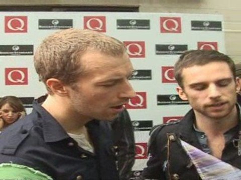 Gerard Butler denies dating Jennifer Aniston