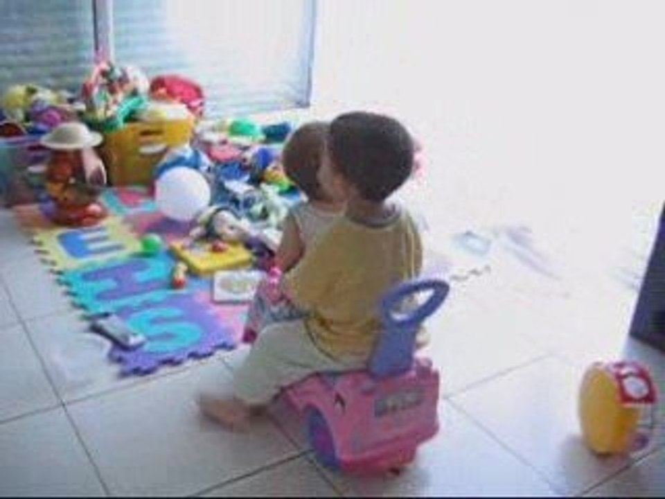 noa et mila font du "camion"