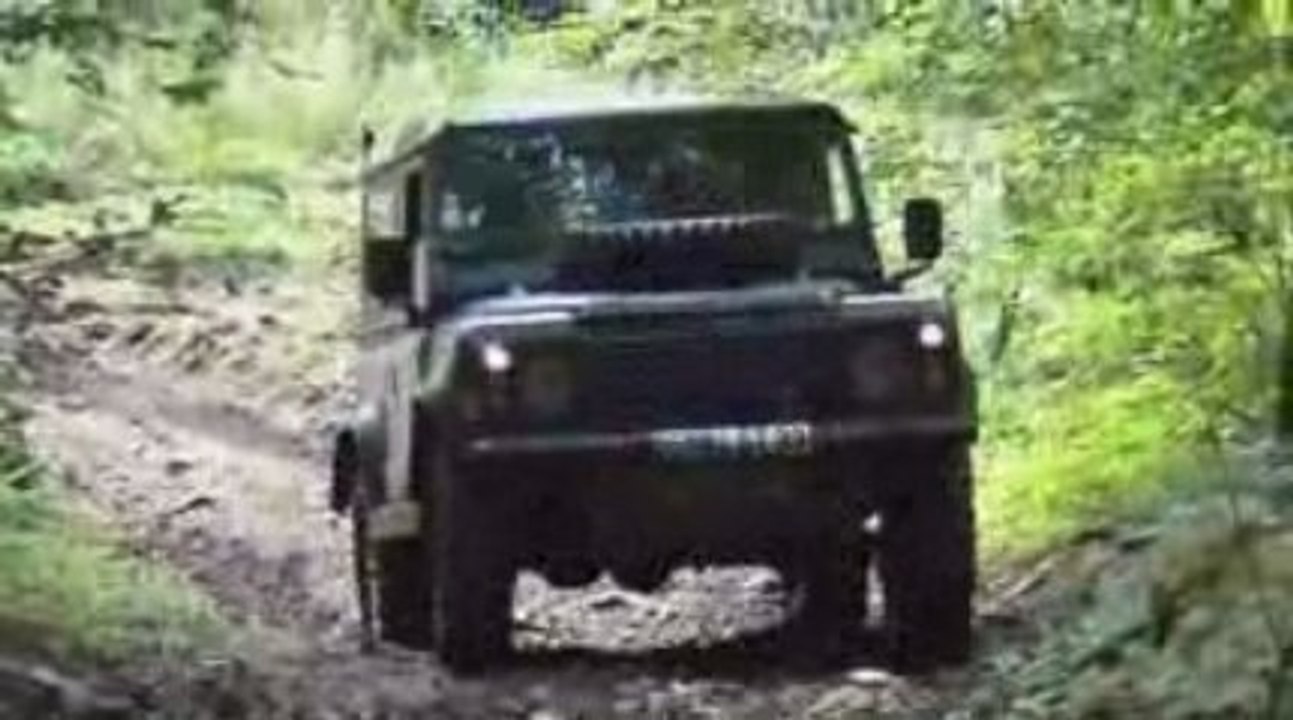 Montée défoncée en Land rover 90 partie 1