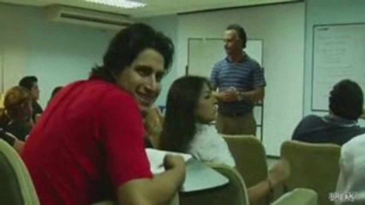 Régis fait le clown en classe [fun]