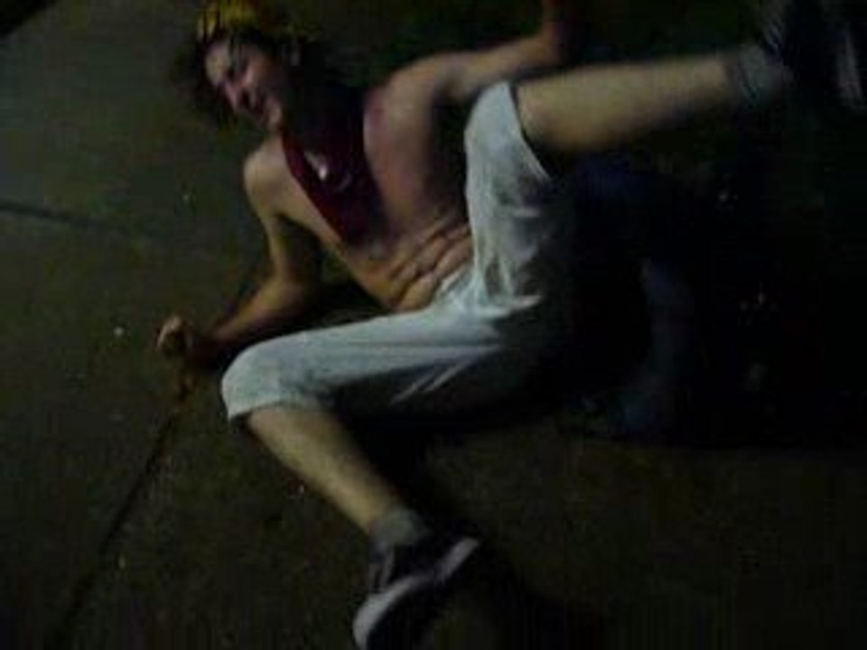 Bnj fait toucher le genou (le coude)