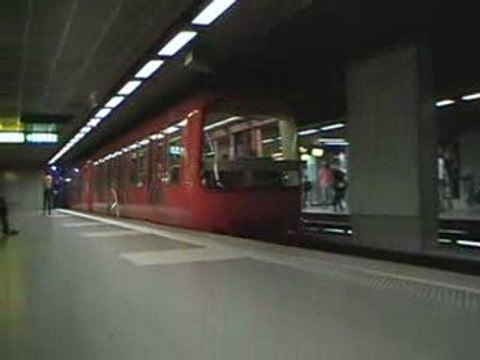 MPL85 : Départ de la station Saxe Gambetta sur la ligne D du métro de Lyon