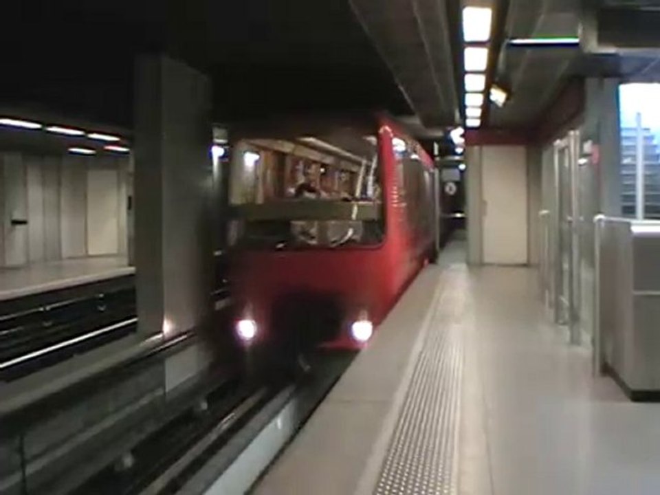 MPL85 : Arrivée à la station Saxe Gambetta sur la ligne D du métro de Lyon