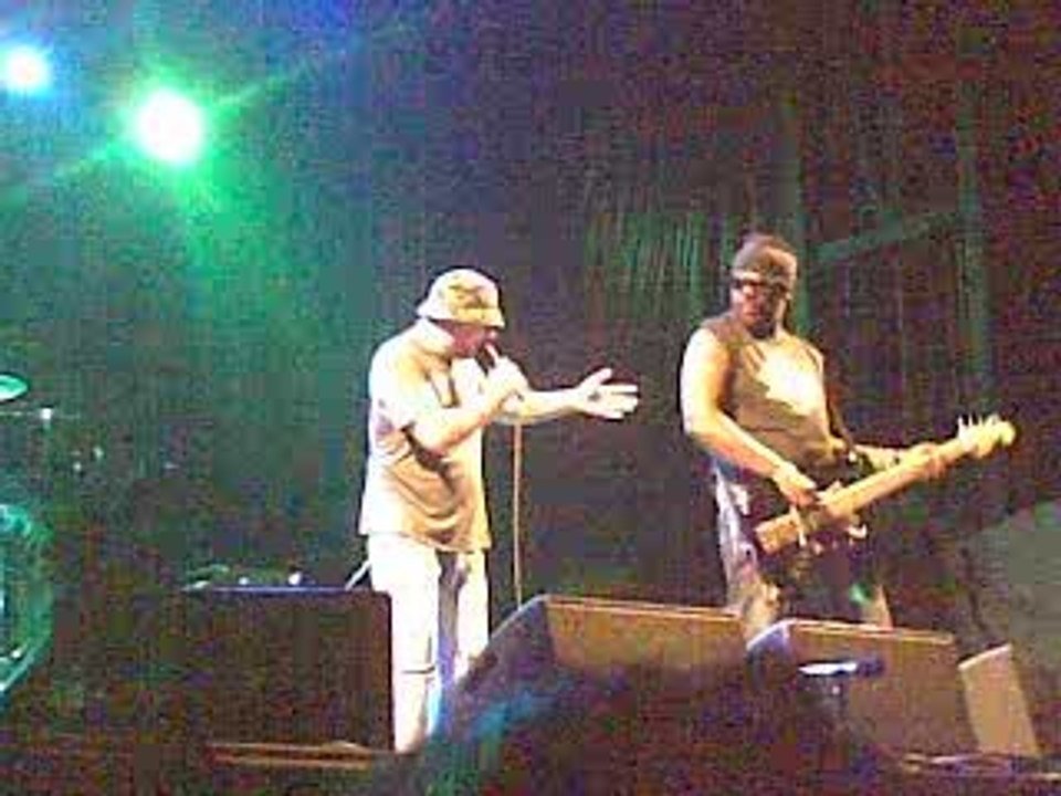 Trust - Public chante (live festival catalacum)