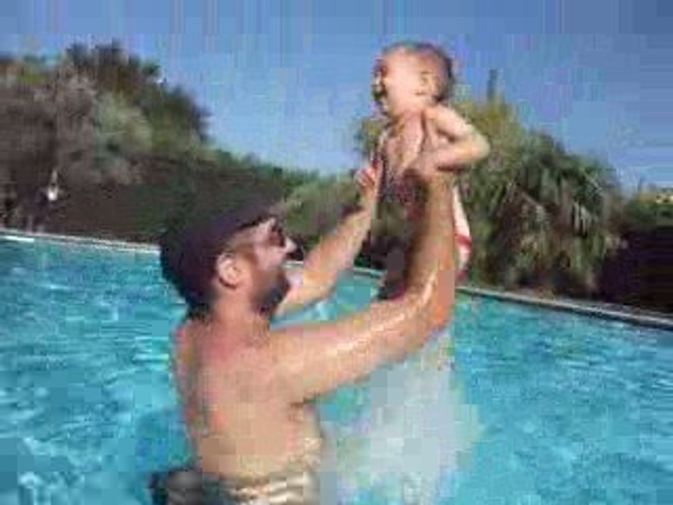 Adriel dit "Encore !" à Papa dans la piscine