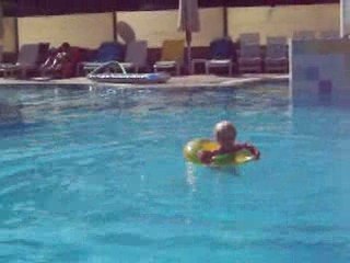 Ethan aussi aime sauter dans l'eau , avec une bouée certes!