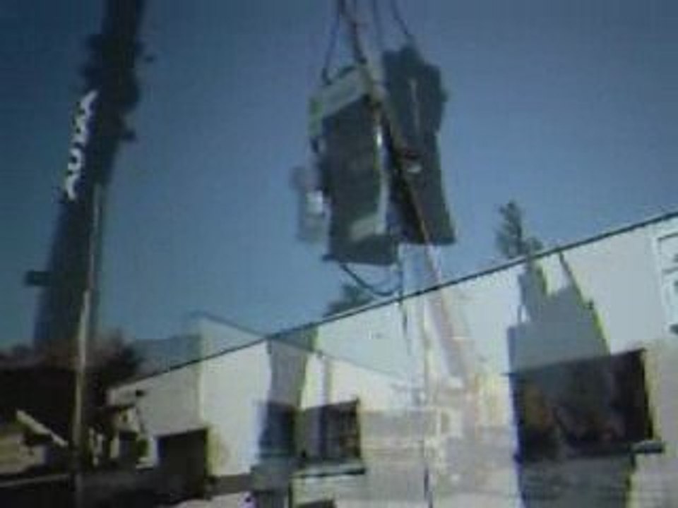 1 presse de 32t, par le toit.....