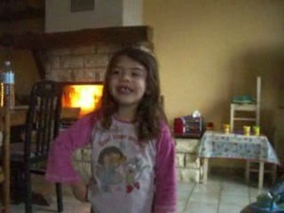 Soléane chante Petit Papa Noël...