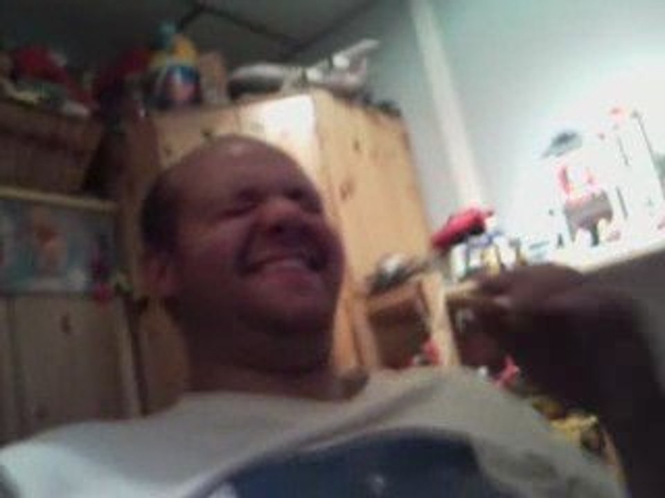 minoux qui fait dodo, avec des rototos au reveil