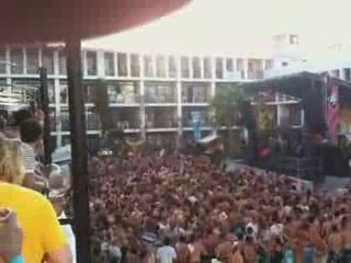 Pete Tong plays Chuckie 'Let The Bass' Kick (Ibiza VIP Mix)