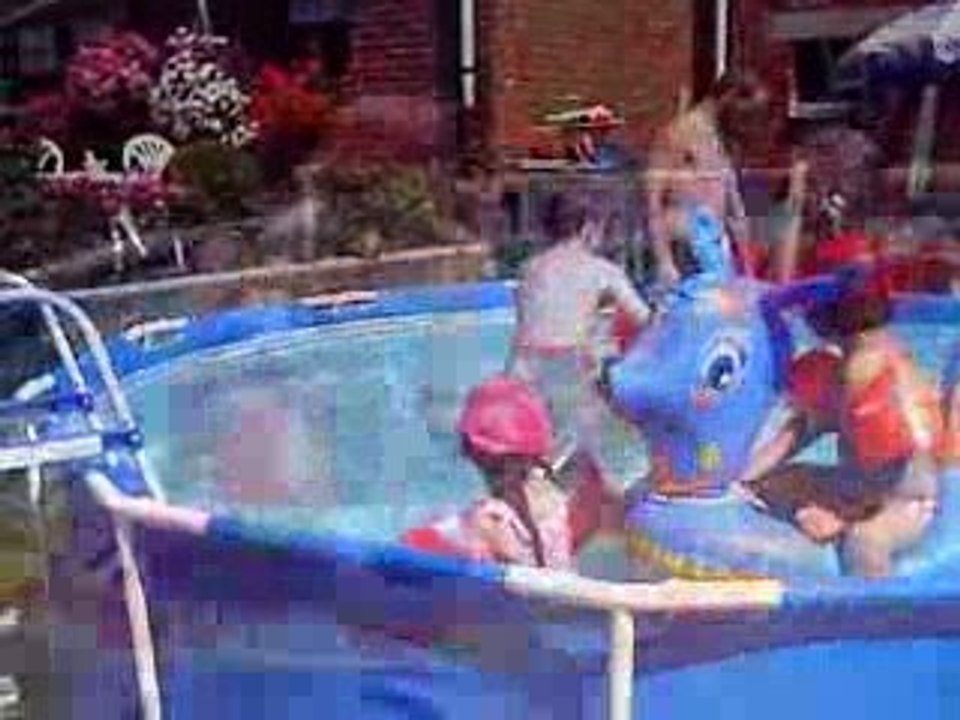 nini chez parrain dans la piscine