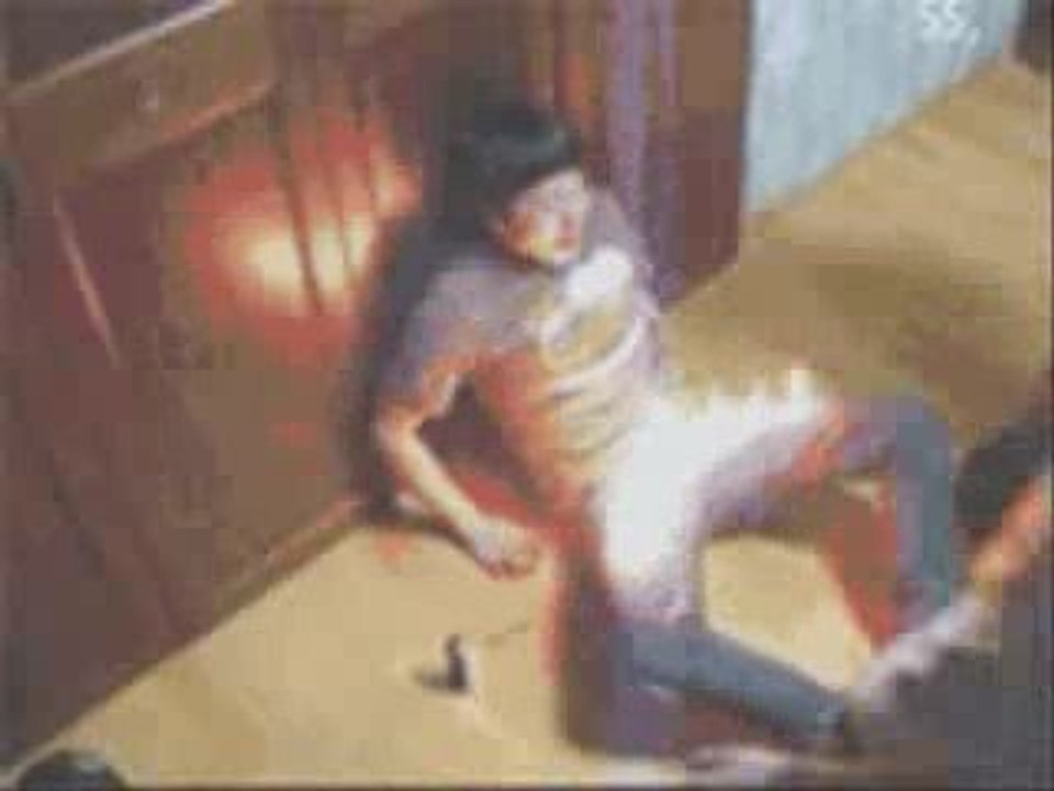 REGIS MET LE FEUX A SON PANTALON