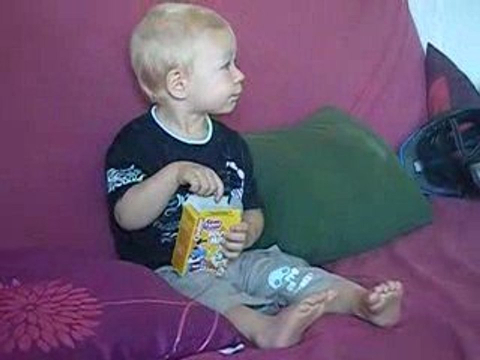 bébé mange ses premieres cereales
