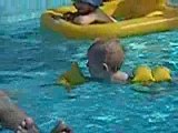 bébé val nage tout seul