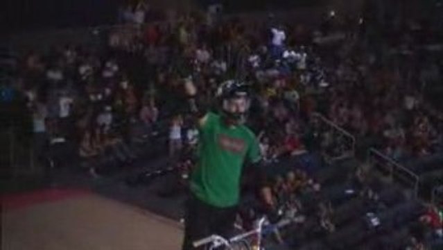 Premier double front flip en BMX - Anthony Napolitan