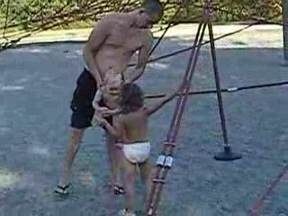 bébé joue sur la toile d'araignée