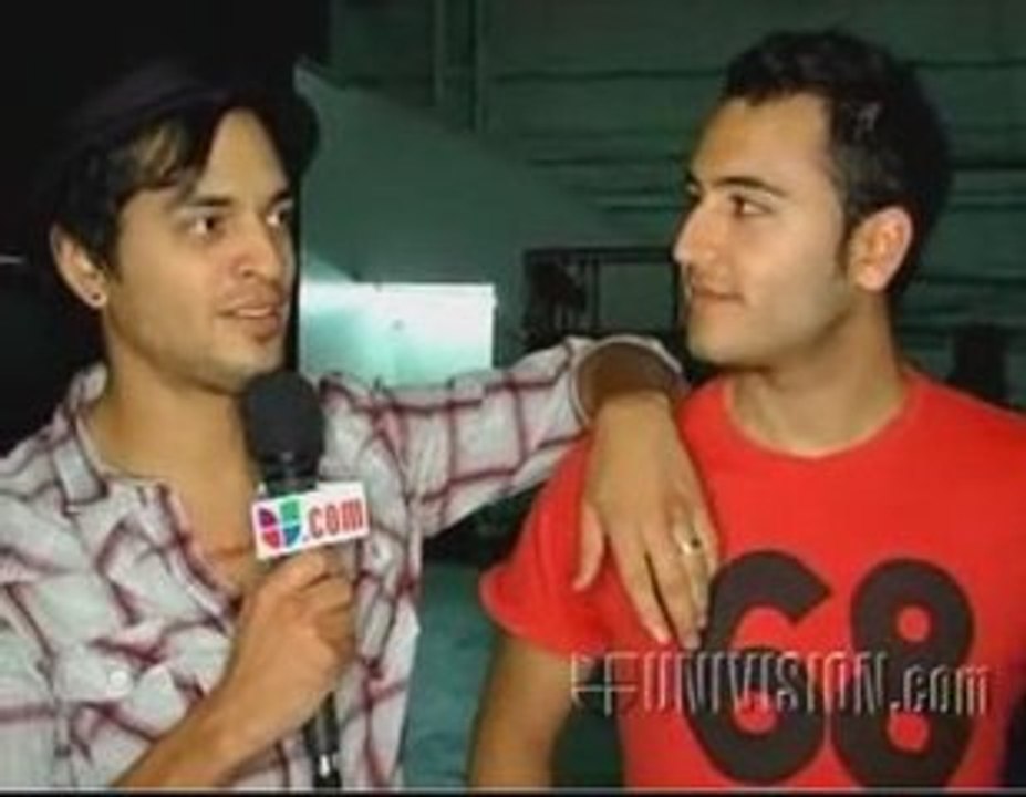 REIK SE ENTREVISTA TONTERIAS-JUGANDO [[FLO;EU 09]