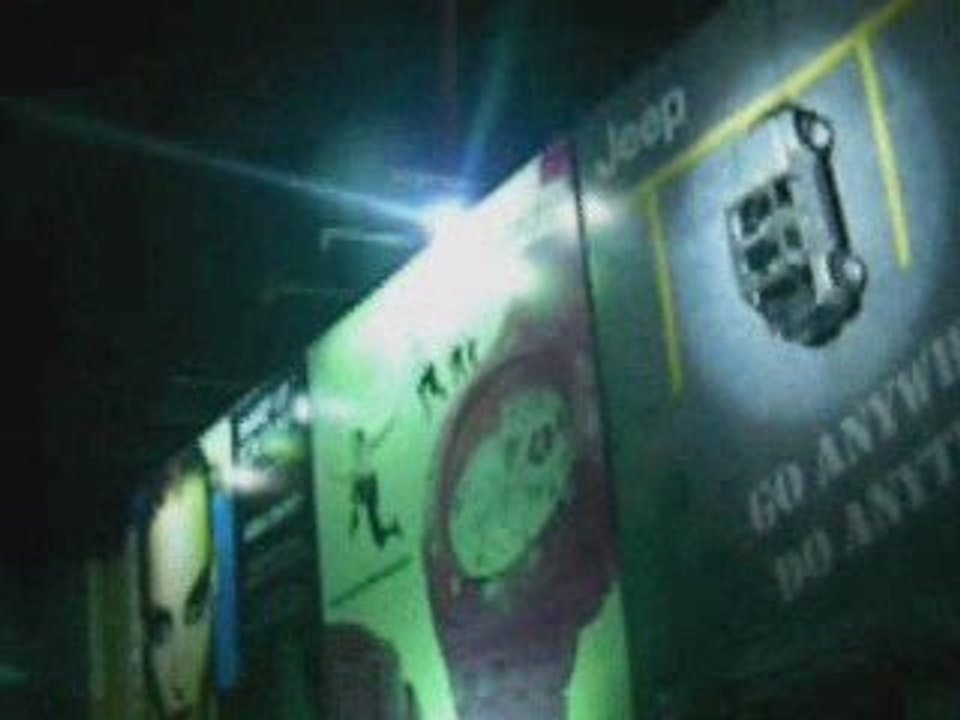 Voiture accrochée au mur en guise de pub au Liban