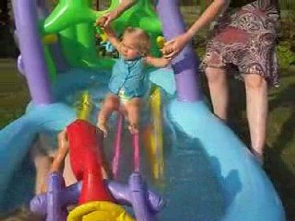 Célia glisse dans l'eau...