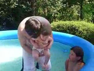 Première piscine pour Lilith