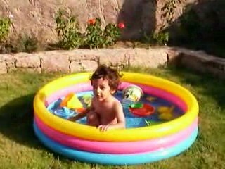 Ayvalıkta Şişme Havuzda barış