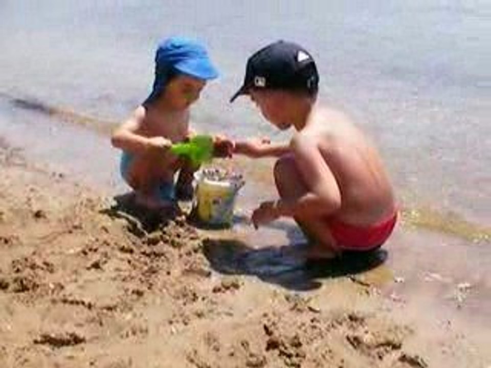 Barış ile arkadaşı sahilde