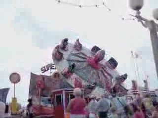 manège tourne trés vite