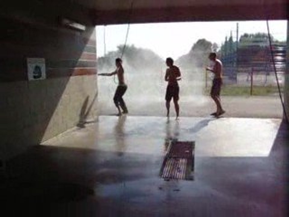 Après la chaleur délire à la station de lavage!