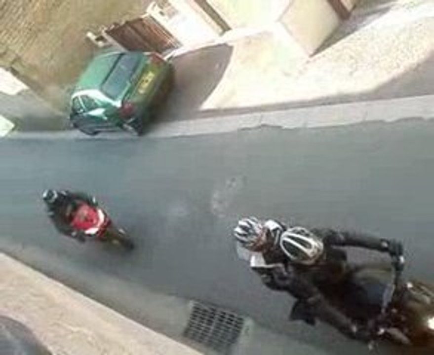 les pôtos devant la maison