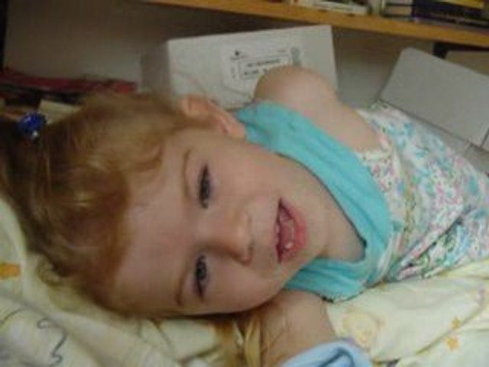 lea chante 'une poule sur un mur'