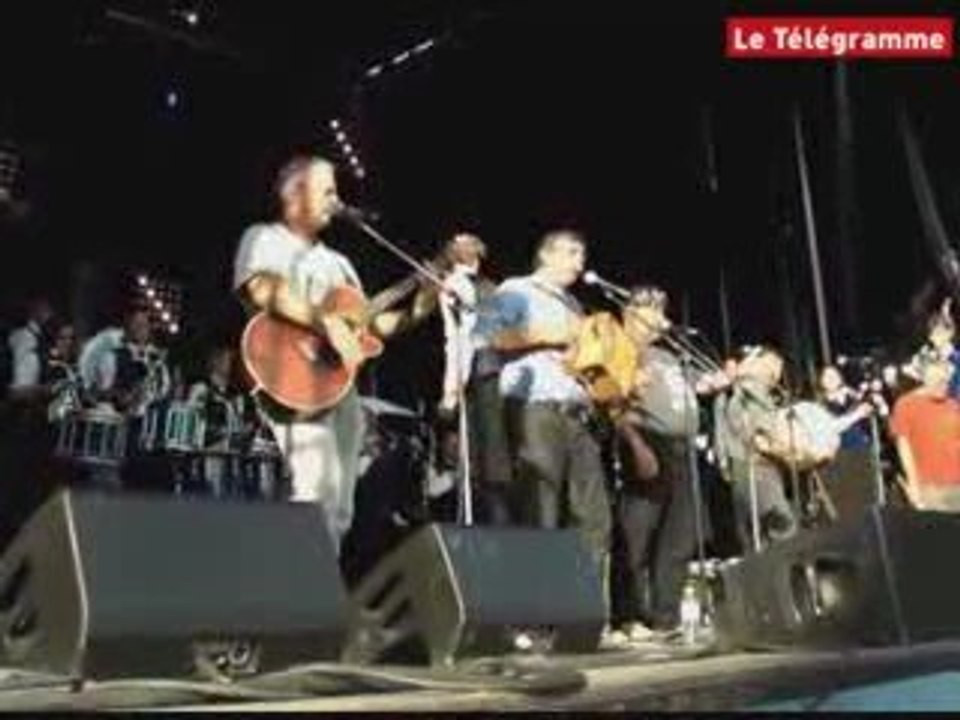 Paimpol. Les Souillés de fond de cale et le bagad de Plouha