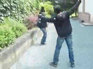 CICI-26 JOUE LES SCHTROUMPFS ET S'AMUSE COMME UN GAMIN