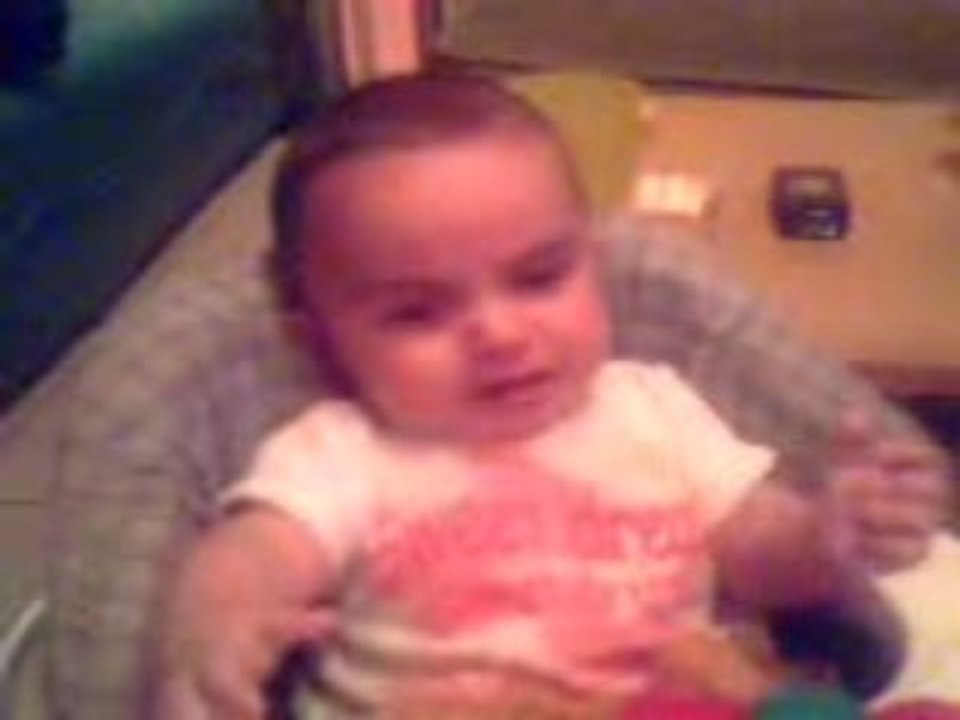 Bebe imitant les sons a sa maniere!