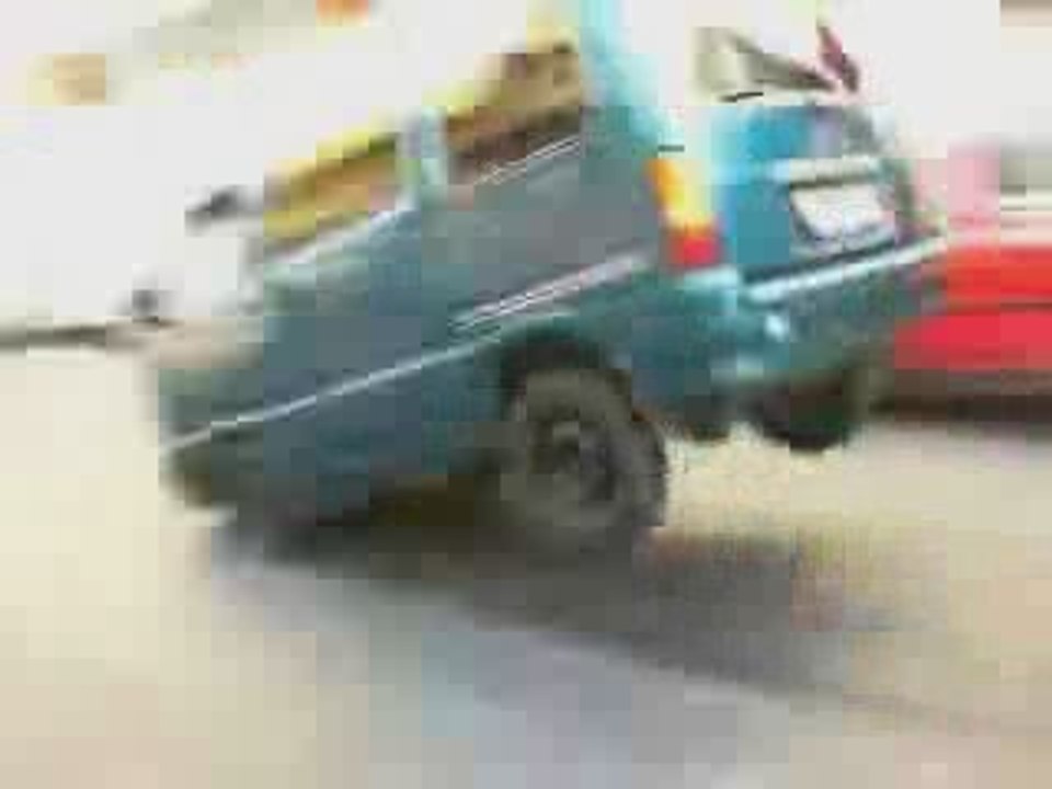 Stoppie mit Kleintransporter