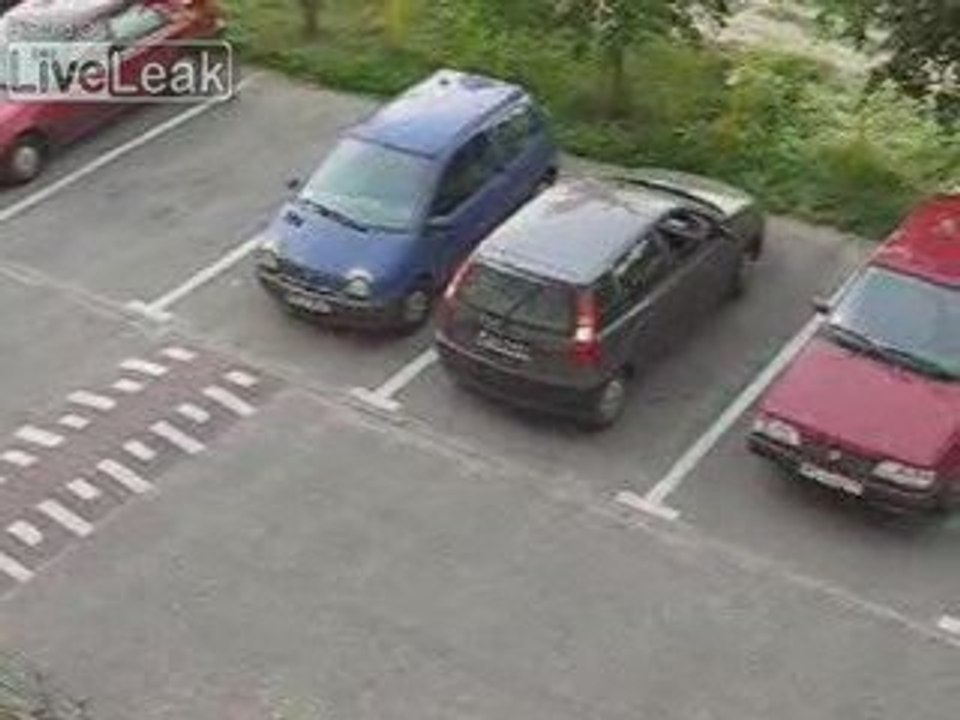 Frau beim rückwärts Ausparken