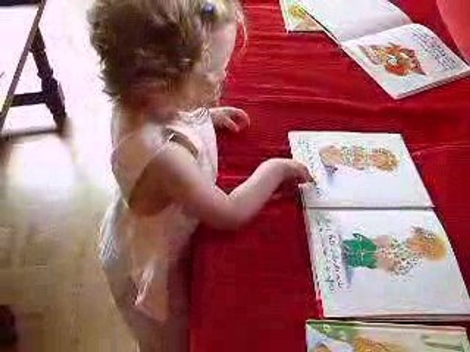 Lit un livre à son nounours - 17 mois et demi