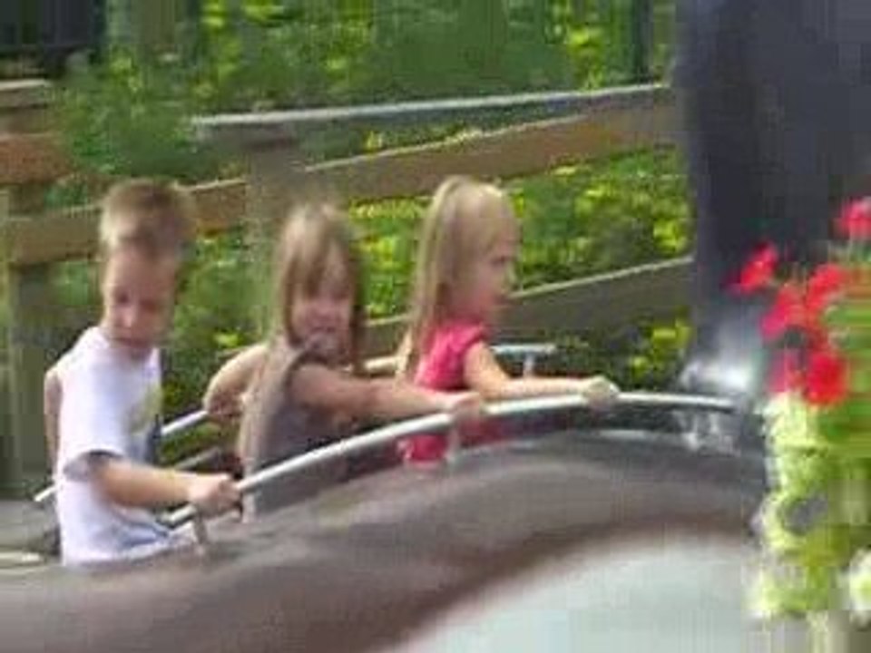 Les enfants dans les canards flottants