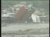 Taiwan Hotel crolla nel fiume