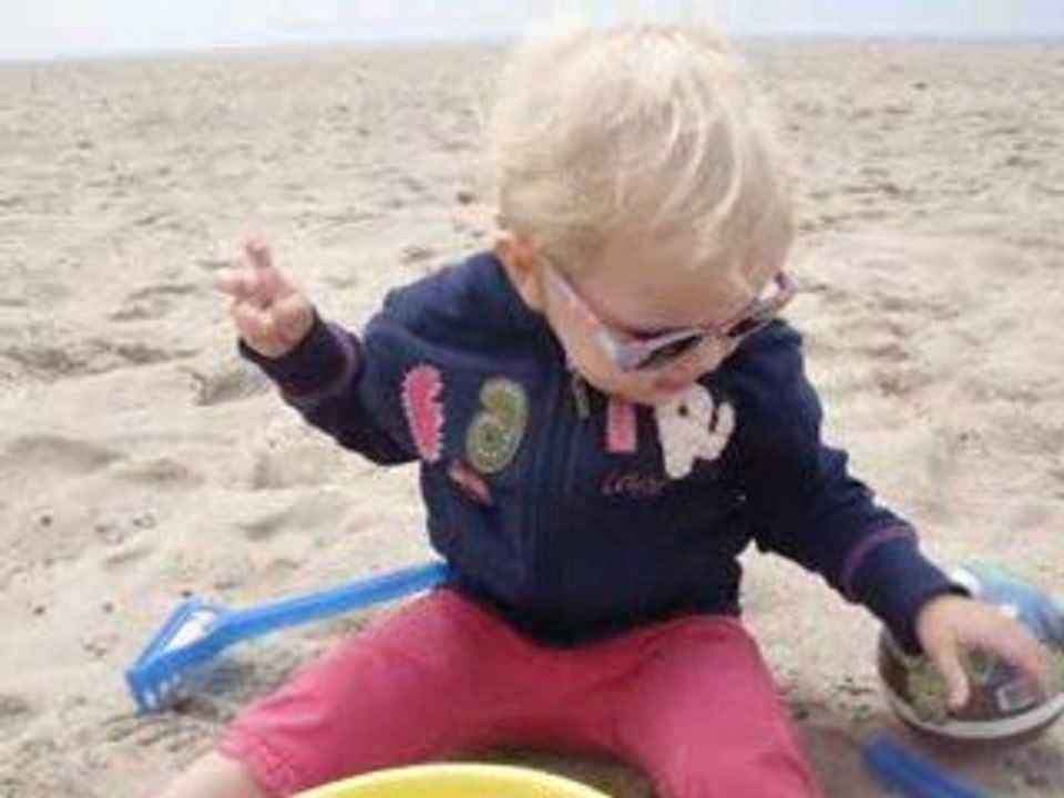 Eloïse chante petit papa noël à la plage