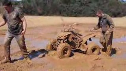 Alex en 250 raptor dans la boue