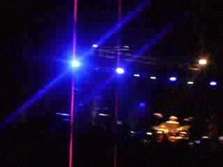 quentin le 6 aout, torse nu, joue de la batterie