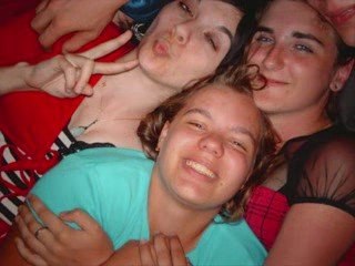 elles, lui, moi, Nous!