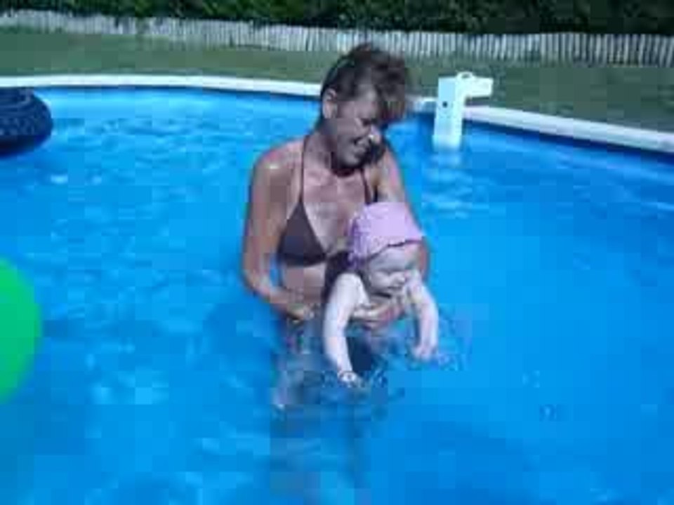 bébé dans la piscine