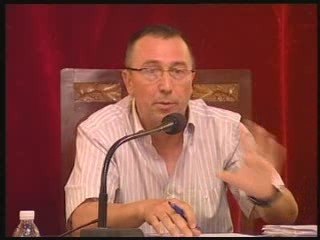 Polèmica piscina descoberta Sueca