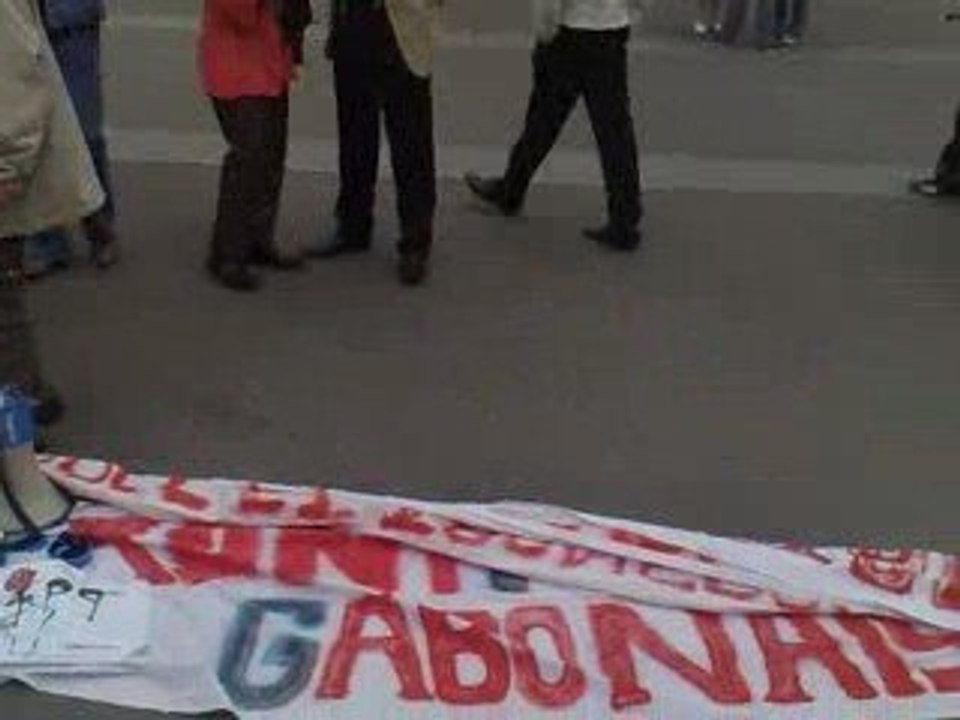 Les gabonais manifestent pour une transition démocratique 2