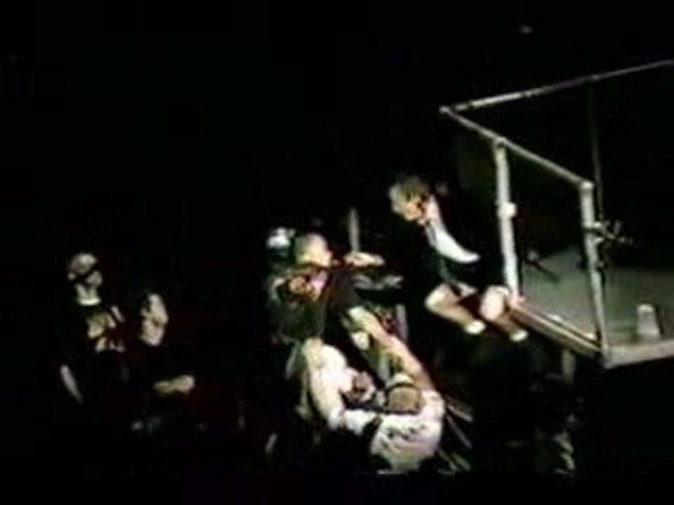 Angus Young reçoit un bière durant un concert