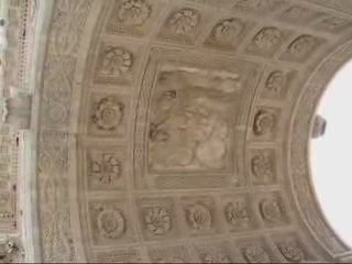 Zwaluwen in de Arc de Triomphe du Carrousel